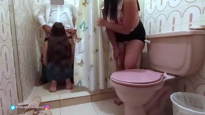 Ҳамшираи шафқат беморро дар ҳаммоми беморхона пайдо мекунад / ҚИСМИ 1 / NicoleLondrawer / Chiquicandy