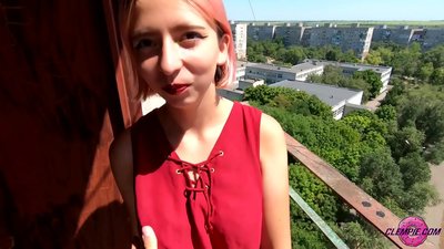 Донишҷӯи шаҳвонӣ як бегонаро дар берун мекашад - конча дар рӯи ӯ